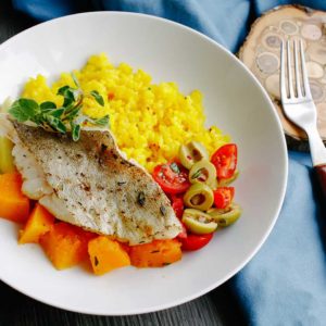 Судак с кубанским жёлтым рисом, томатами и оливками